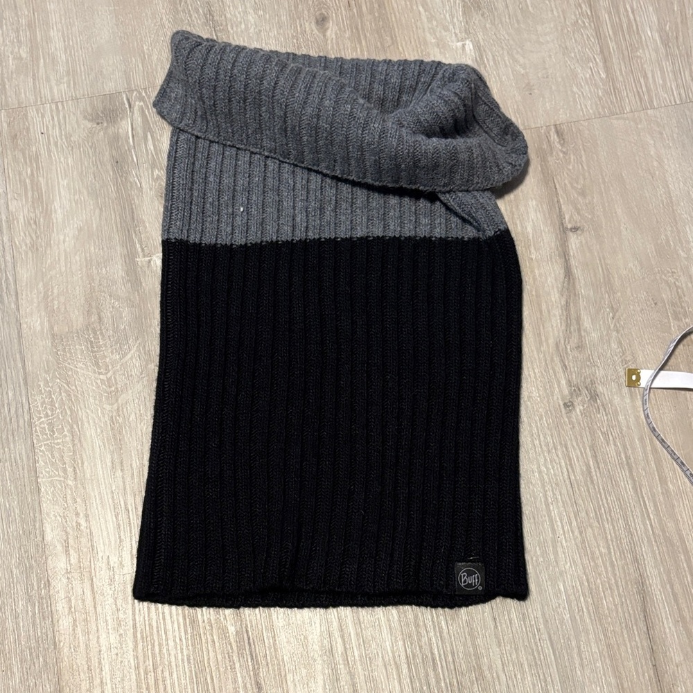 Buff Two-Tone Knit Scarf in Gray and Black